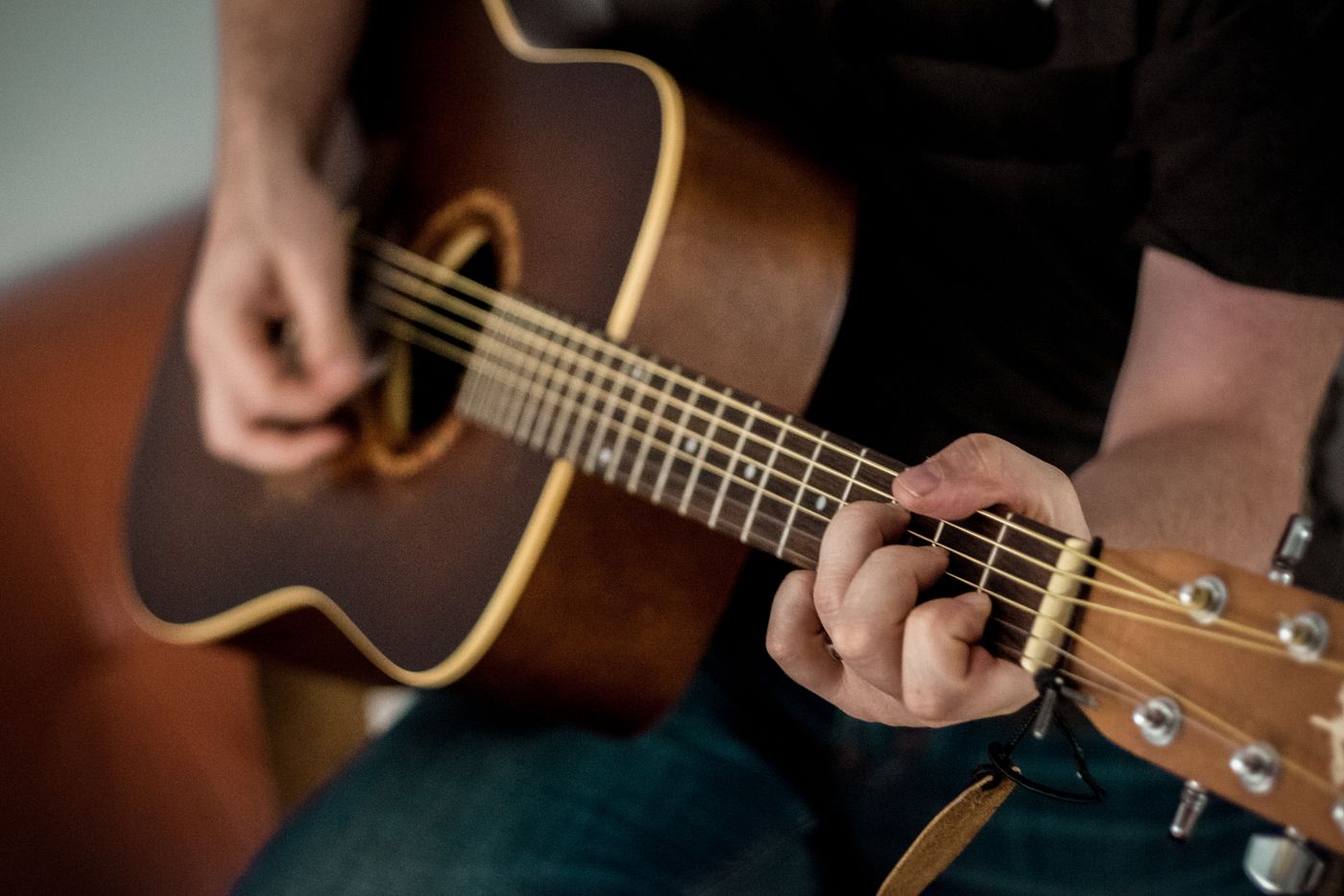 Músico tocando violão
