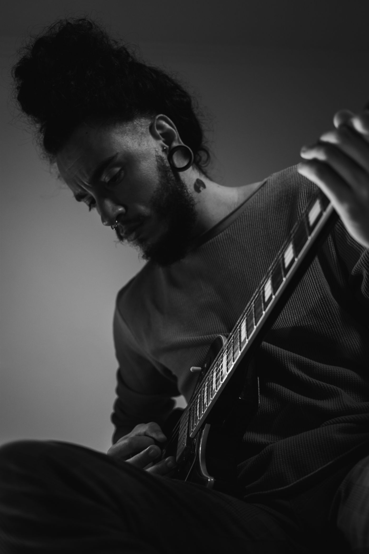 Guitarrista concentrado tocando guitarra elétrica