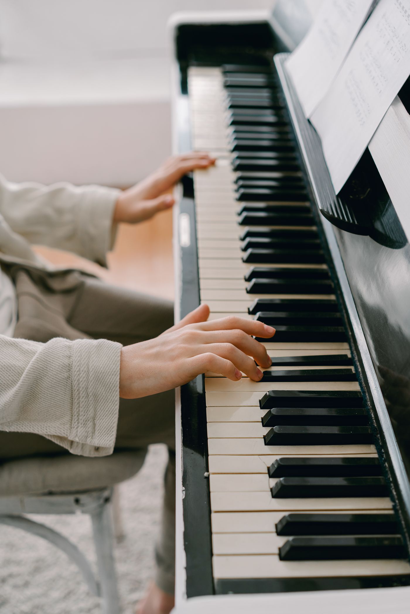 Mãos de um músico tocando piano