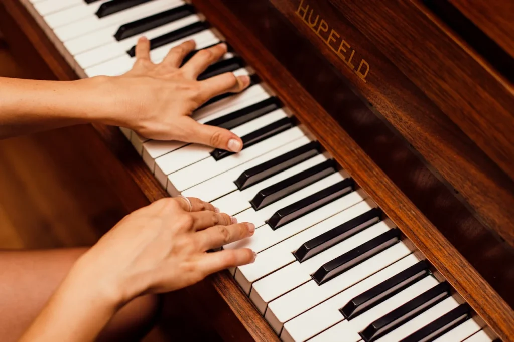 Imagem de mulher tocando piano